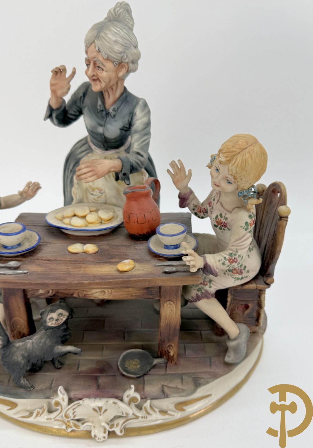 Zes porseleinen groepen Capo di Monte : Paarden met koets, oude man op bank, dame met kinderen, cupido