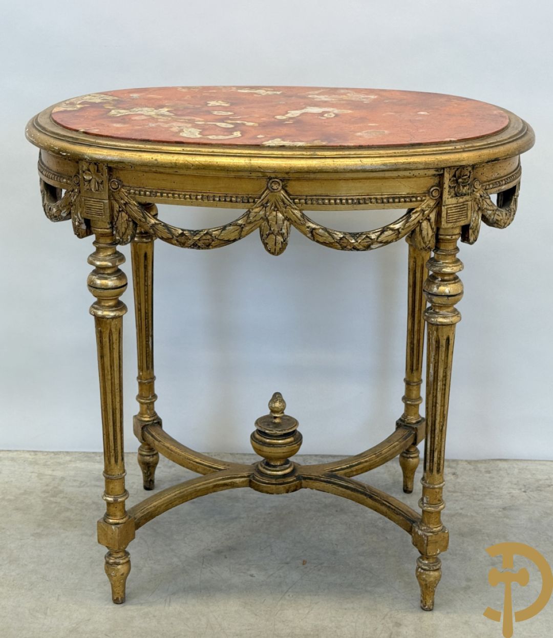 Ovale vergulde salontafel met Louis XVI motieven op gecanneleerde poten - met marmeren blad + 2 vergulde Louis XVI stoelen