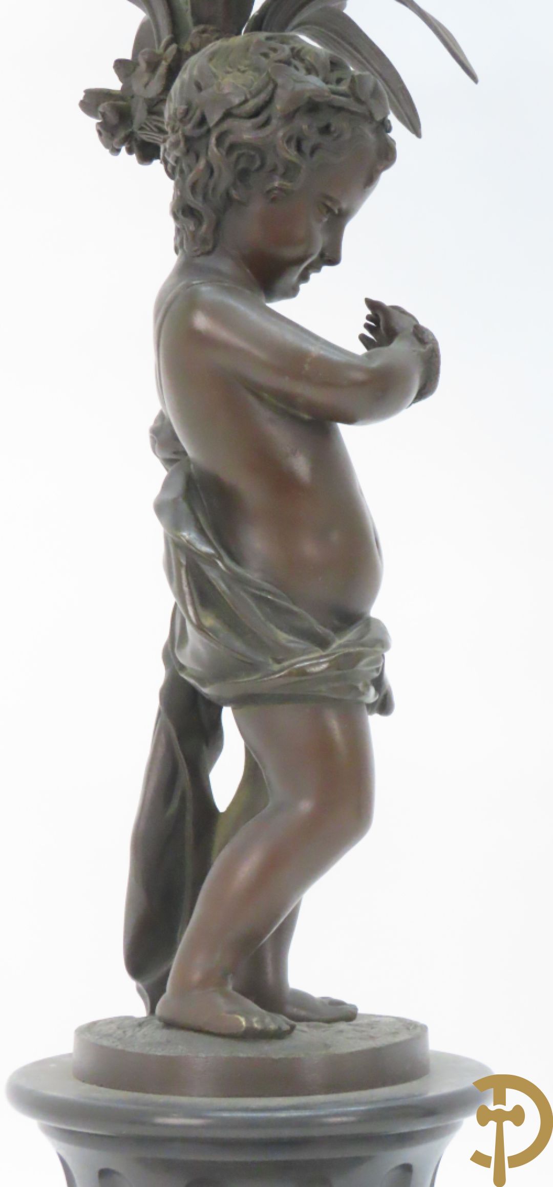 CLODION getekend - Paar elegante bronzen dames met tambour en fruit, geflankeerde door jonge faune, op marmeren klokstel - opgebouwd als garnituur met 2 kandelaars met bronzen kindjes dragende een toorts met bloemen en kaarsen