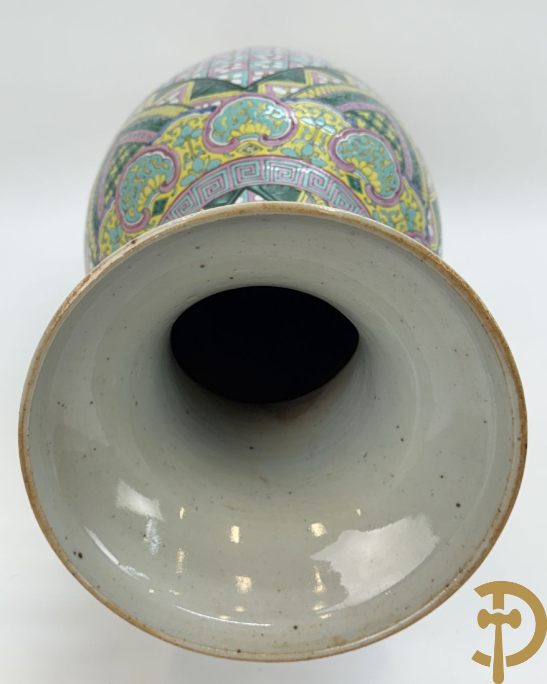 Chinese porseleinen vaas met ruitvormen en geometrische patronen, bovenaan met fo honden bezet