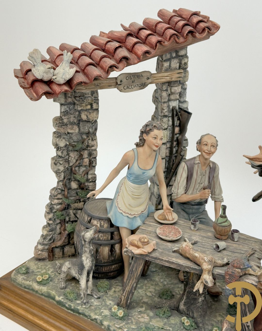 Italiaanse biscuit op houten sokkel met geanimeerde herbergscène