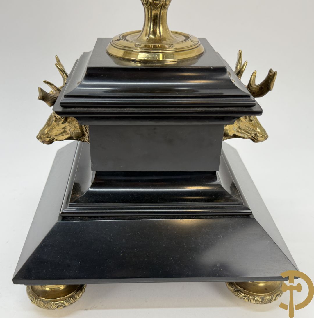 Zwart marmeren garnituur Napoleon III bestaande uit paar bronzen vuurrvergulde vijfarmige kandelaars bezet met vogels op zwarte marmeren basis met hertenkoppen + zwart marmeren middenstuk met klok bezet met hertenkoppen (zonder beeld)