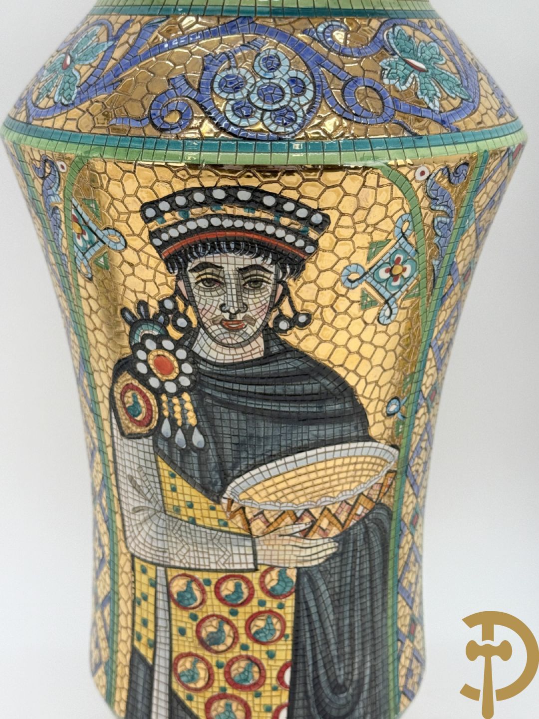 Twee Italiaanse vazen met verguld decor van personages en bloemenranken, Maioliche Deruta Italy 10005/45 en 10005/47