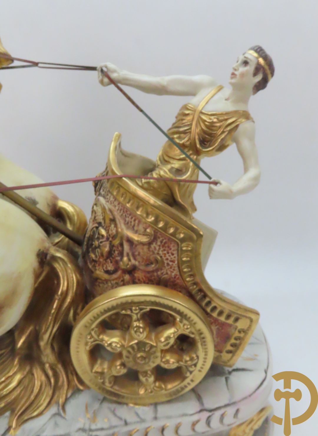 Beeld van strijdwagen met steigerende paarden 