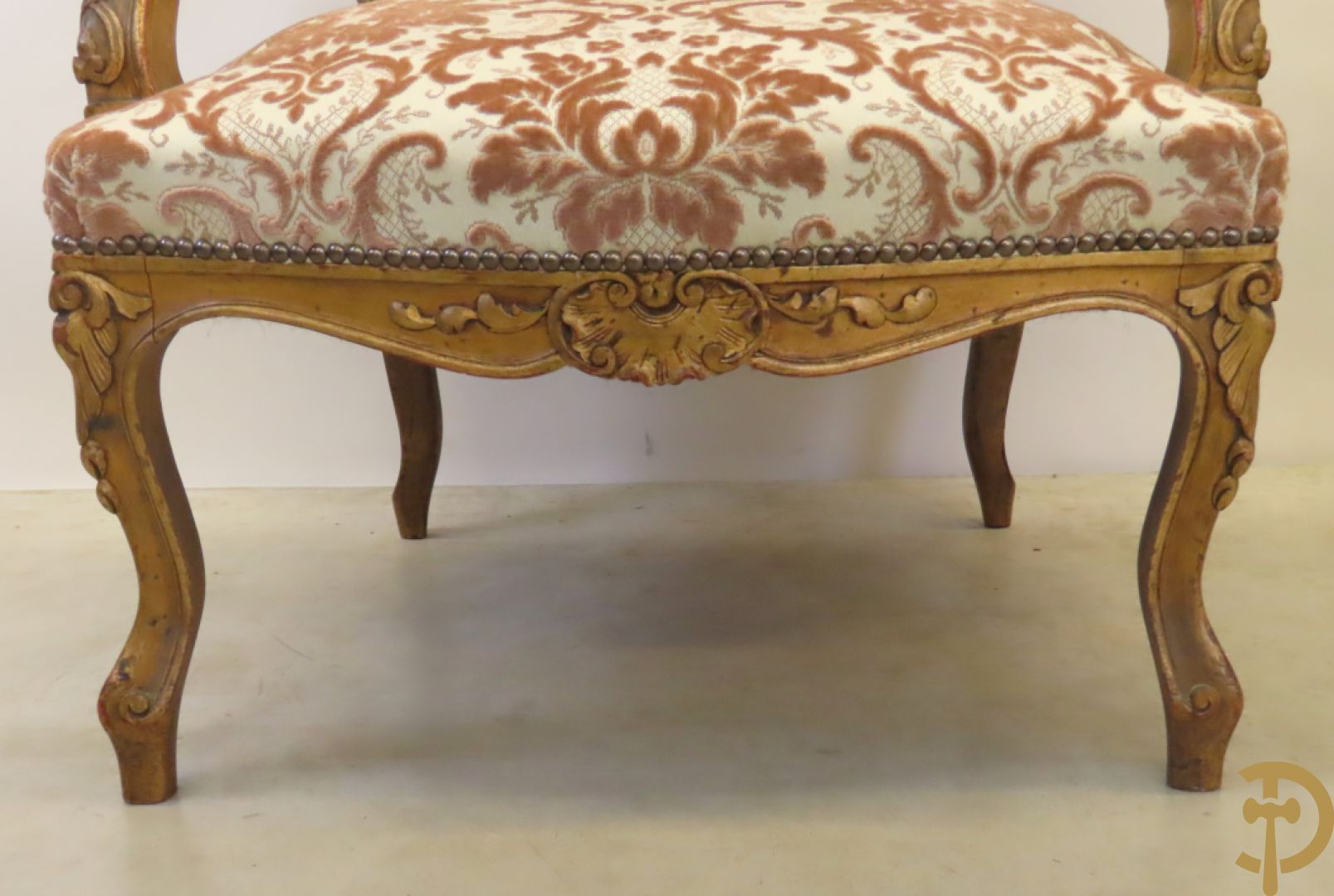 Vijfdelig verguld Louis XV salonensemble bestaande uit canapé en 4 fauteuils - met mooie accanthusranken en bloemensculptuur