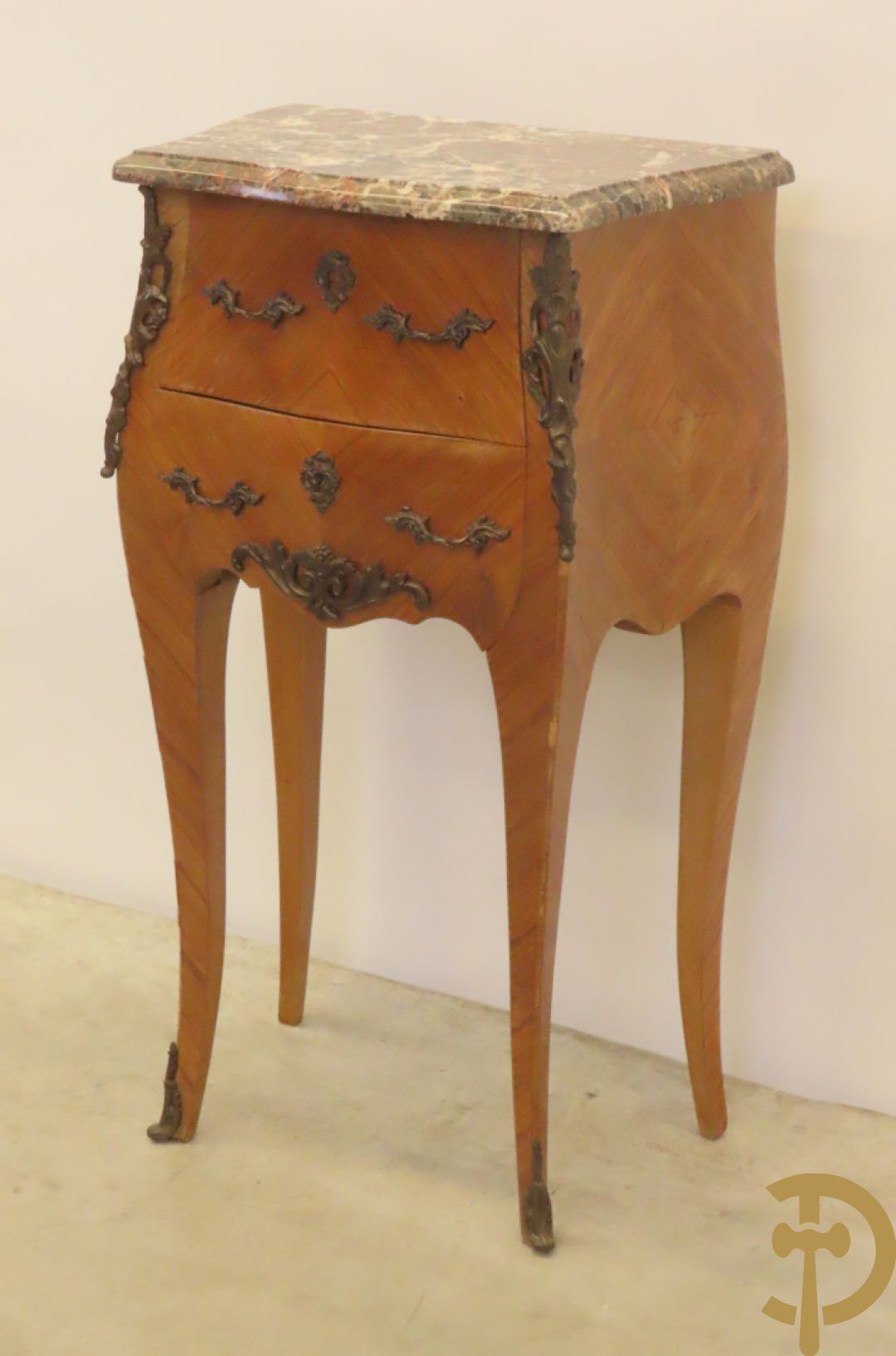 Kleine bijzetkast met 2 lades en bezet met bronzen ornamenten en marmeren blad