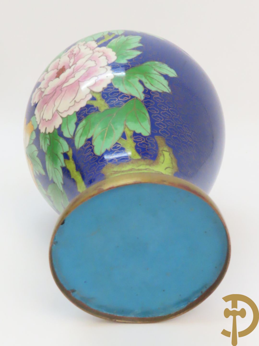 Potiche in cloisoné techniek met decor van draken en olifanten + blauwe cloisoné vaas met bloemendecor op sokkel + kleine cloisoné cachepot + cachepot met drakendecor