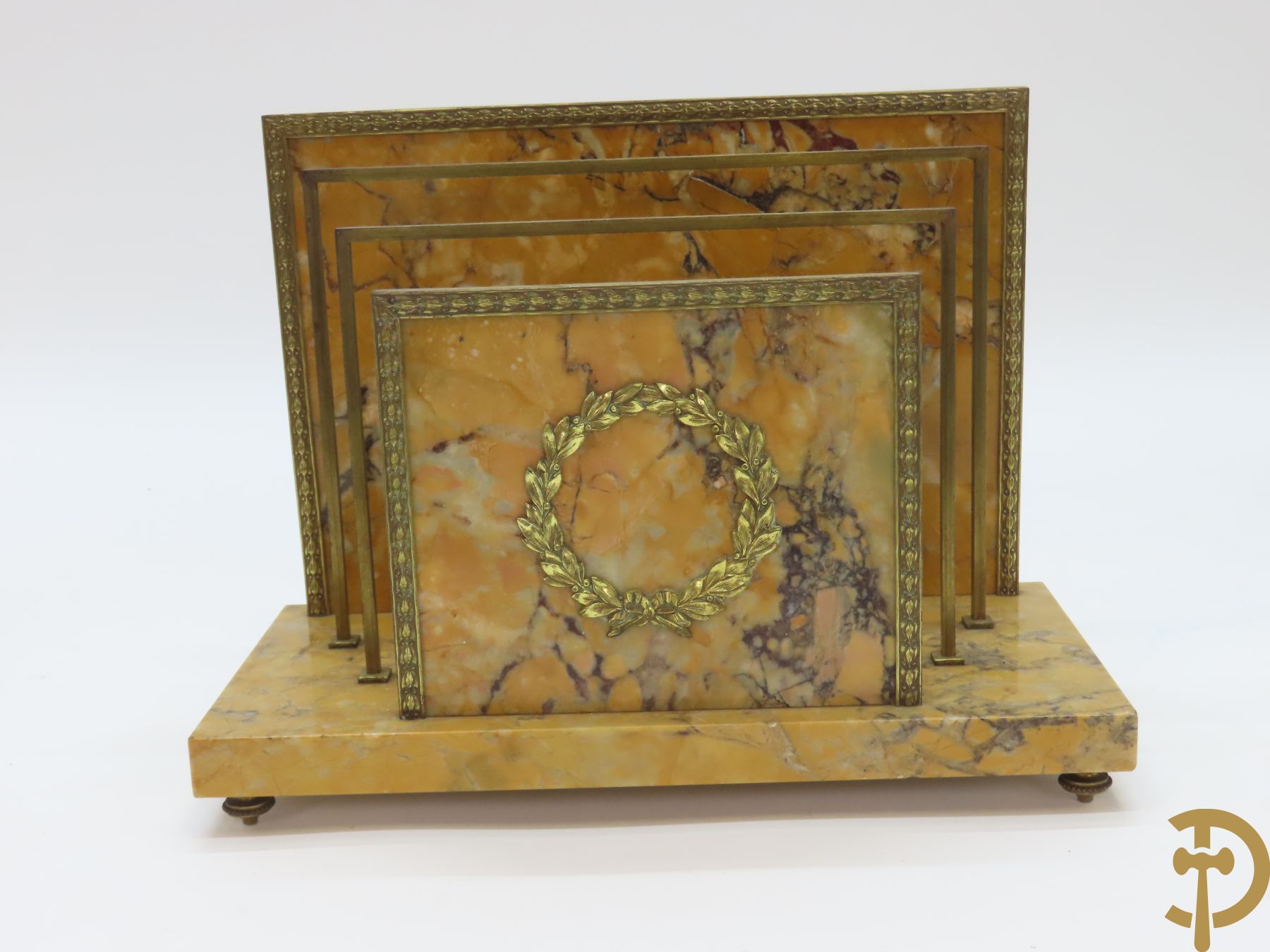 Marmeren inktstel met centraal verguld bronzen beeld met figuur van Lorenzo De Medici naar Michelangelo marmeren brievenhouder