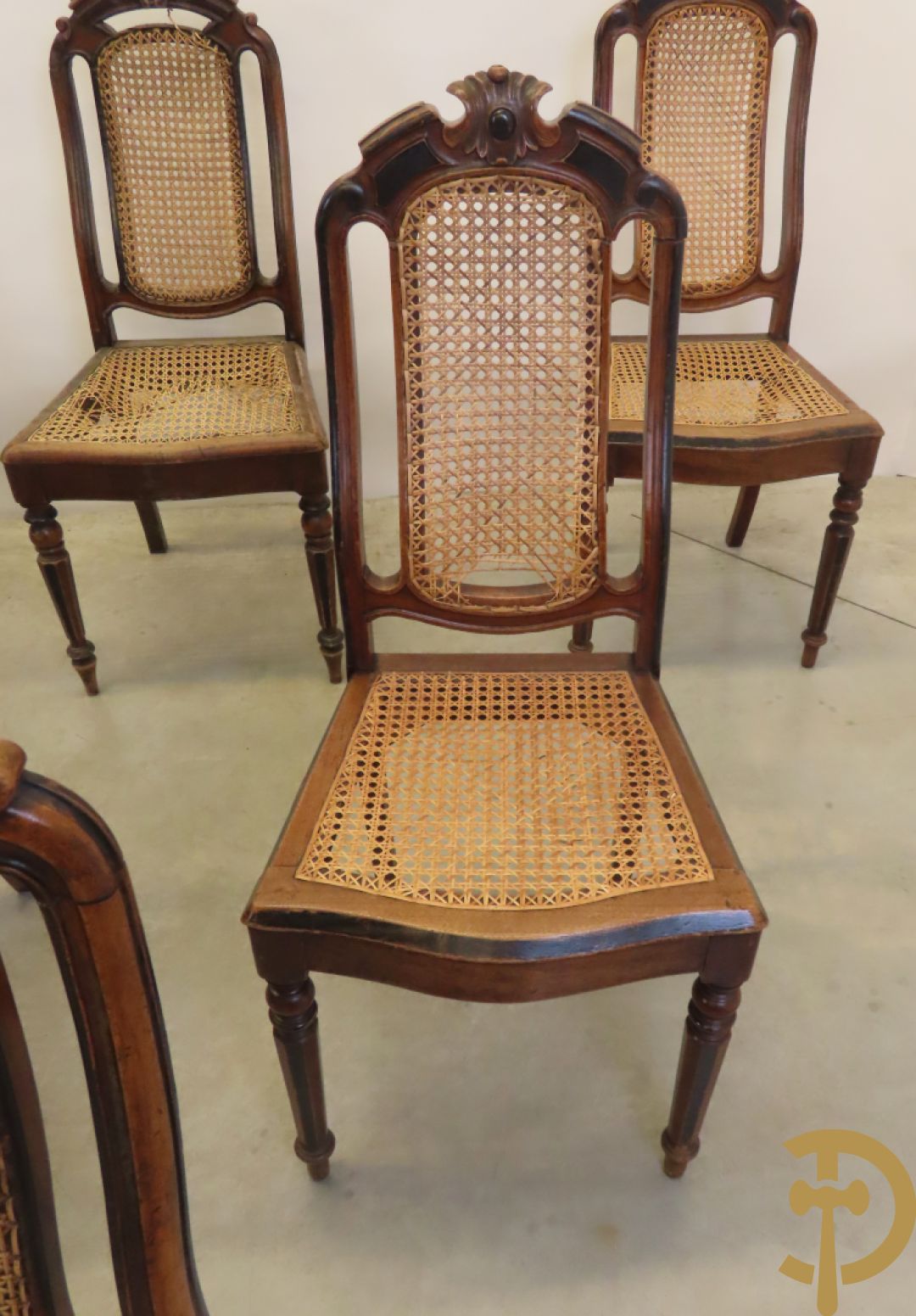 Negen Louis Philippe stoelen met gecanneerde zitting