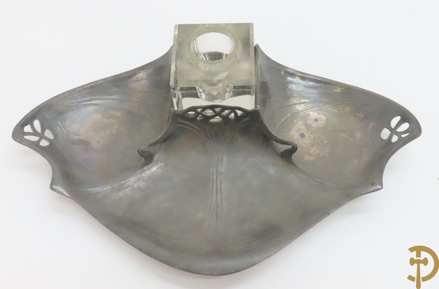 Verzilverde vaas met vogeldecor, Kayser gemerkt + 3 tinnen Art Deco vaasjes w.o. 1 gemerkt Hering + tinnen Art Deco inktstel