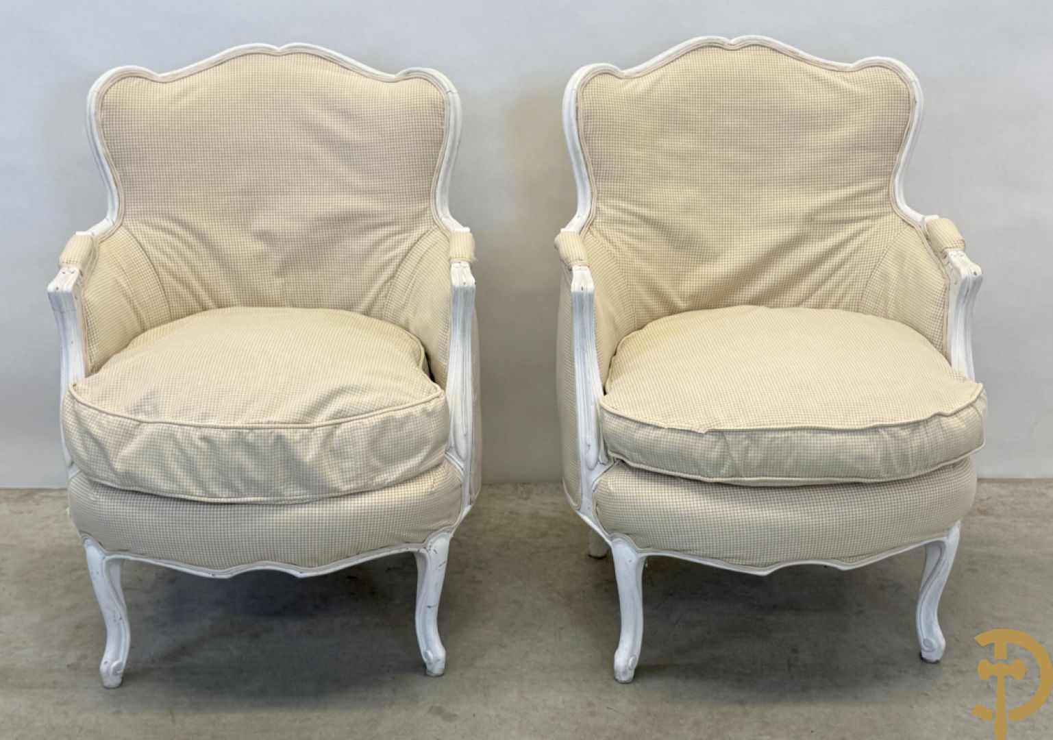 Paar gemonochromeerde Louis XV armzetels met gecanneerde rug + 2 gestoffeerde Louis XV armzetels
