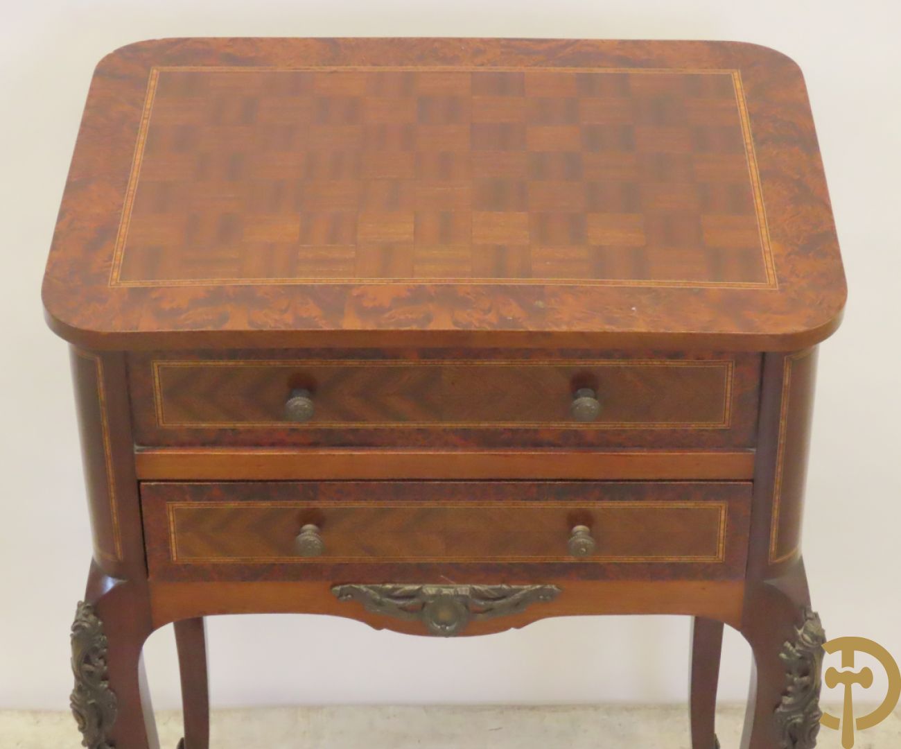 Wortelnotehouten opschikkast met 2 lades, openklapbaar blad met spiegeltje en voluutvormige poten met bronsbeslag