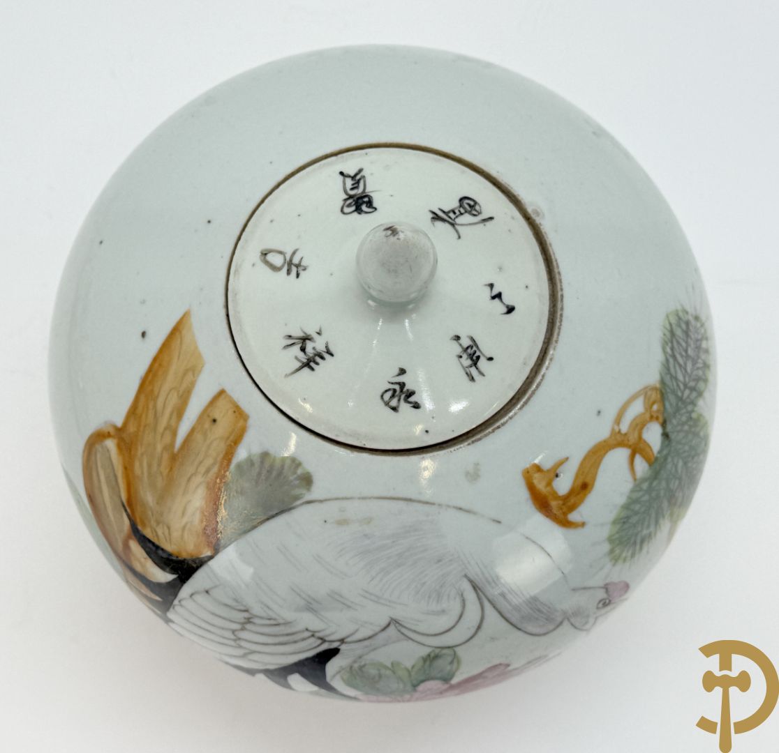 Twee rolvazen met bloemen- en vogeldecor + dekselpotiche met vogeldecor + Chinese vaas met decor van dames en kinderen