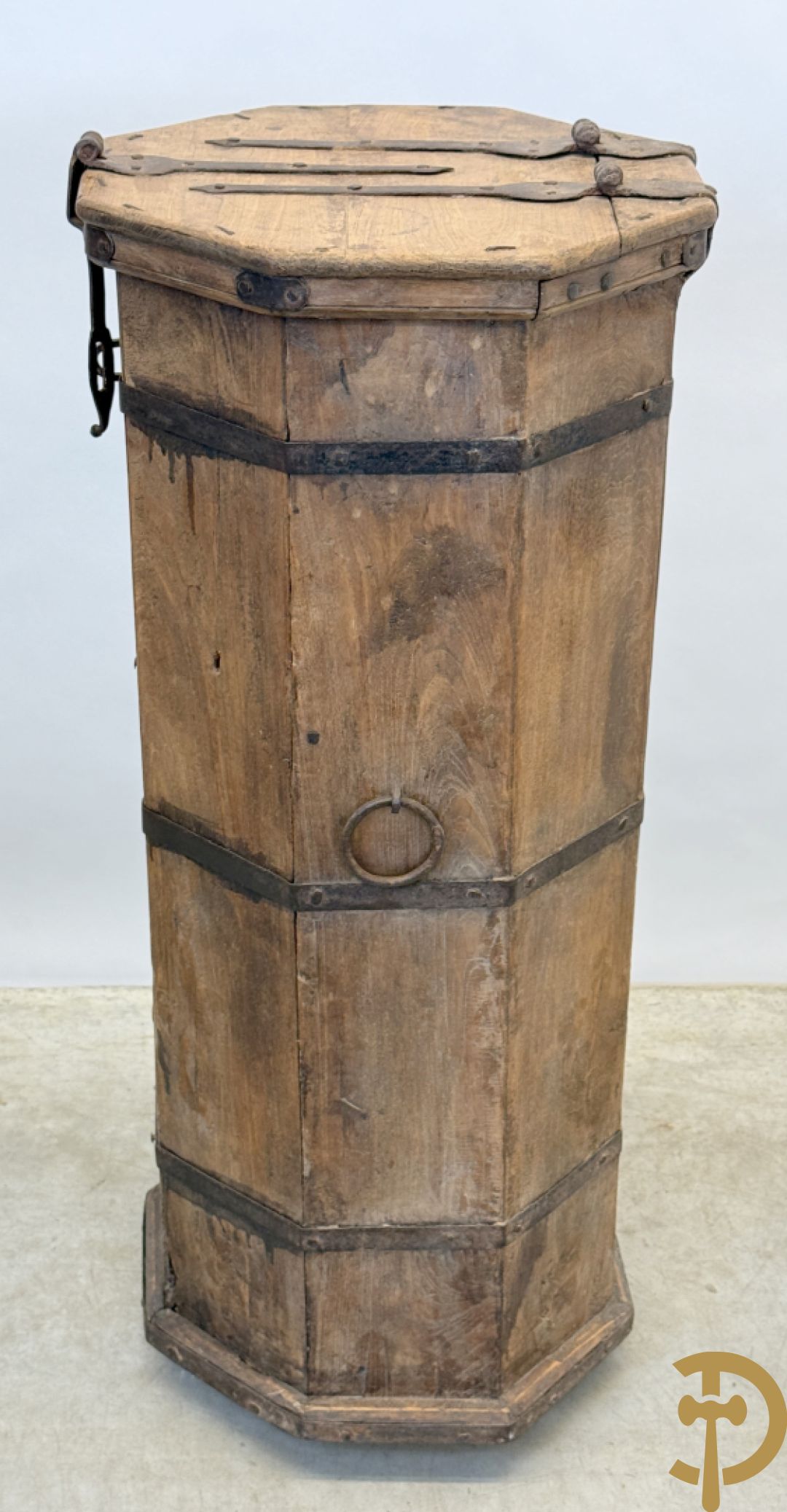 Achthoekig eiken opbergmeubel met smeedijzeren hengsels en geheime ruimte onderaan