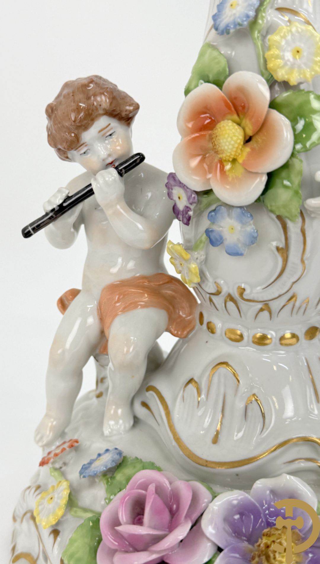 Porseleinen vijfarmige kandelaar met 2 cupido