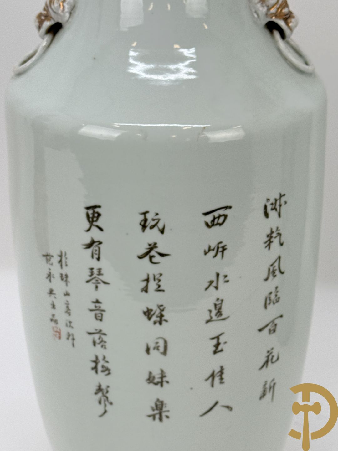 Paar Chinese porseleinen vazen met decor van dames in landschap