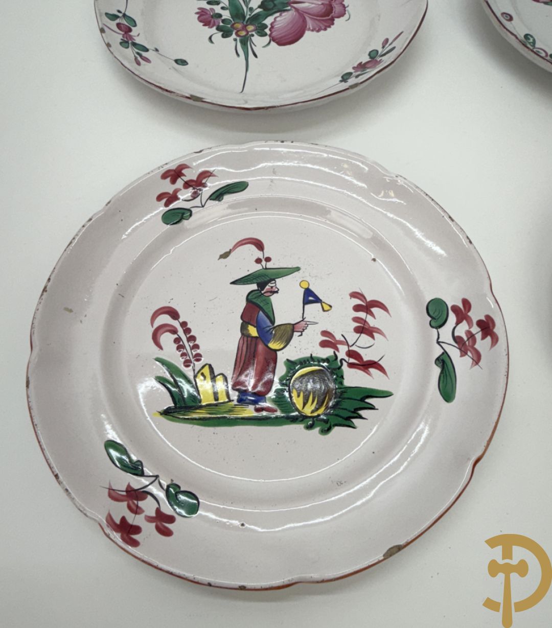 Paar polychrome Delftse zeshoekige dekselvazen met bloemen- en vogeldecor + 4 Strassbourgborden