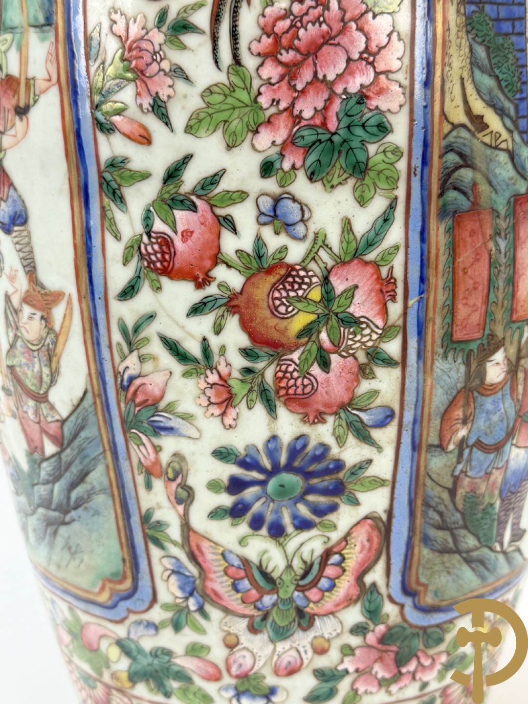 Chinese porseleinen vaas met geanimeerd krijgerdecor en vogeltaferelen