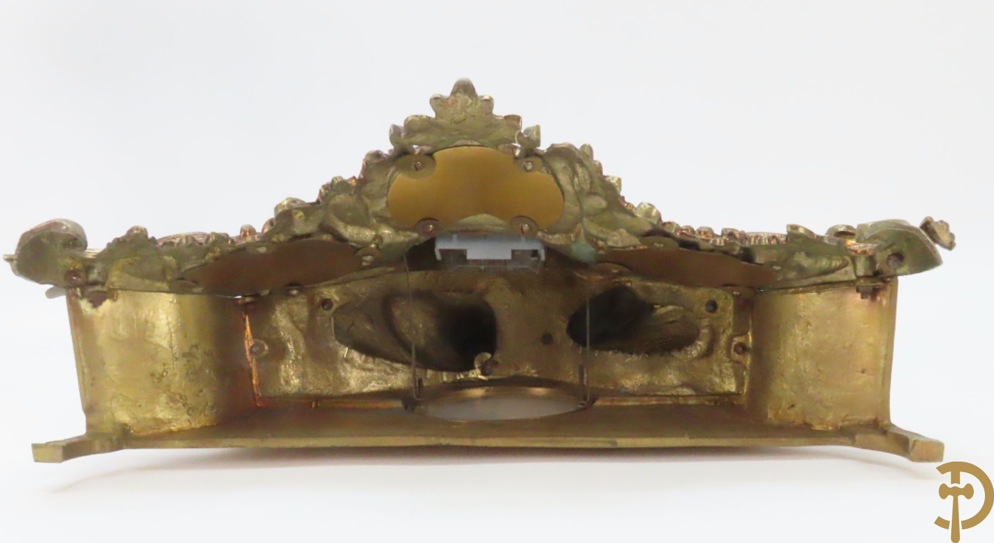 Driedelige bronzen garnituur bestaande uit pendule met 2 dames bovenaan, geflankeerd door paar zesarmige kandelaars