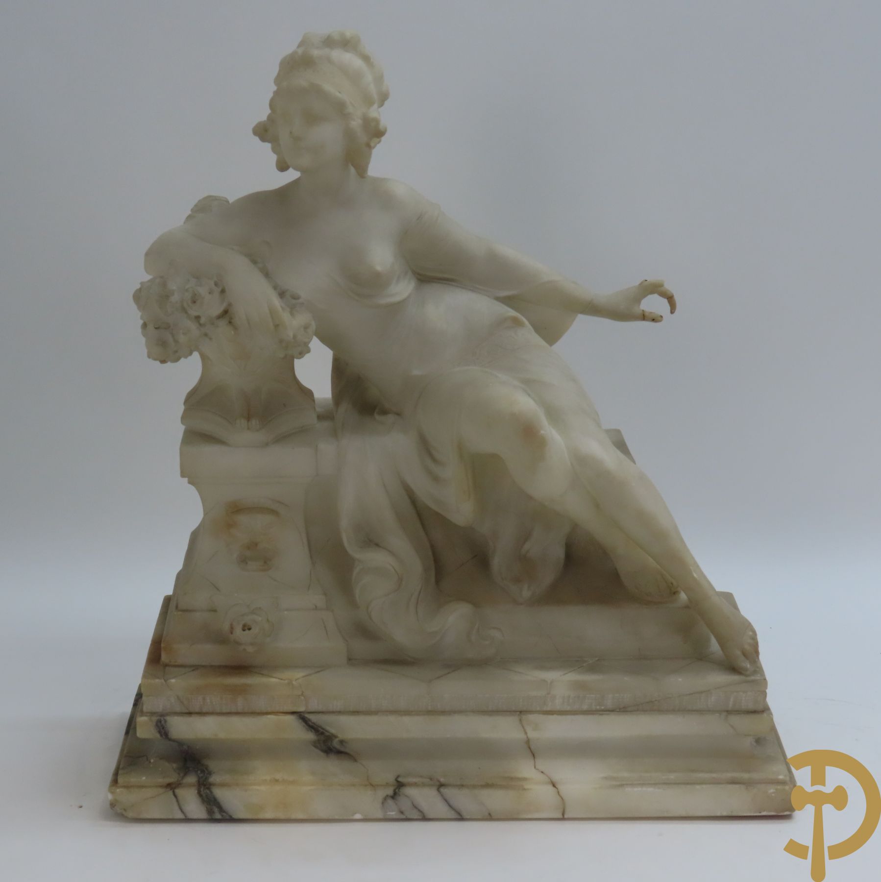 CIPRIANI C. get. 'Liggende dame met ontblote boezem' albast sculptuur