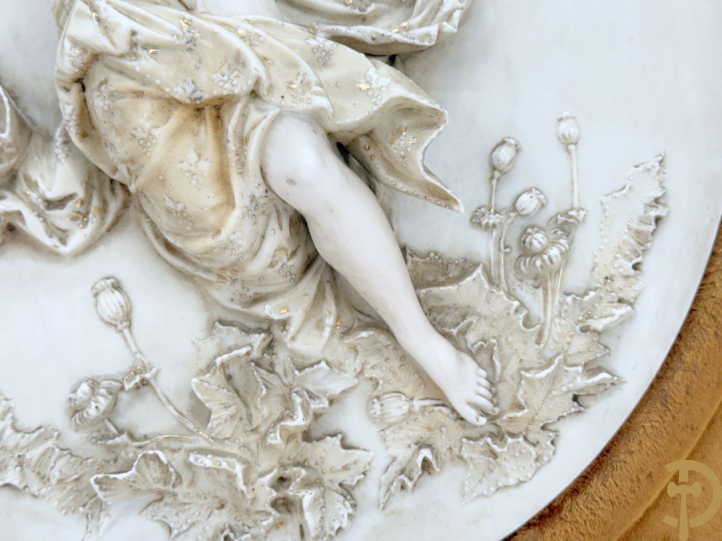 Paar ovale porseleinen plakkettes met elegante dame in bloemenveld