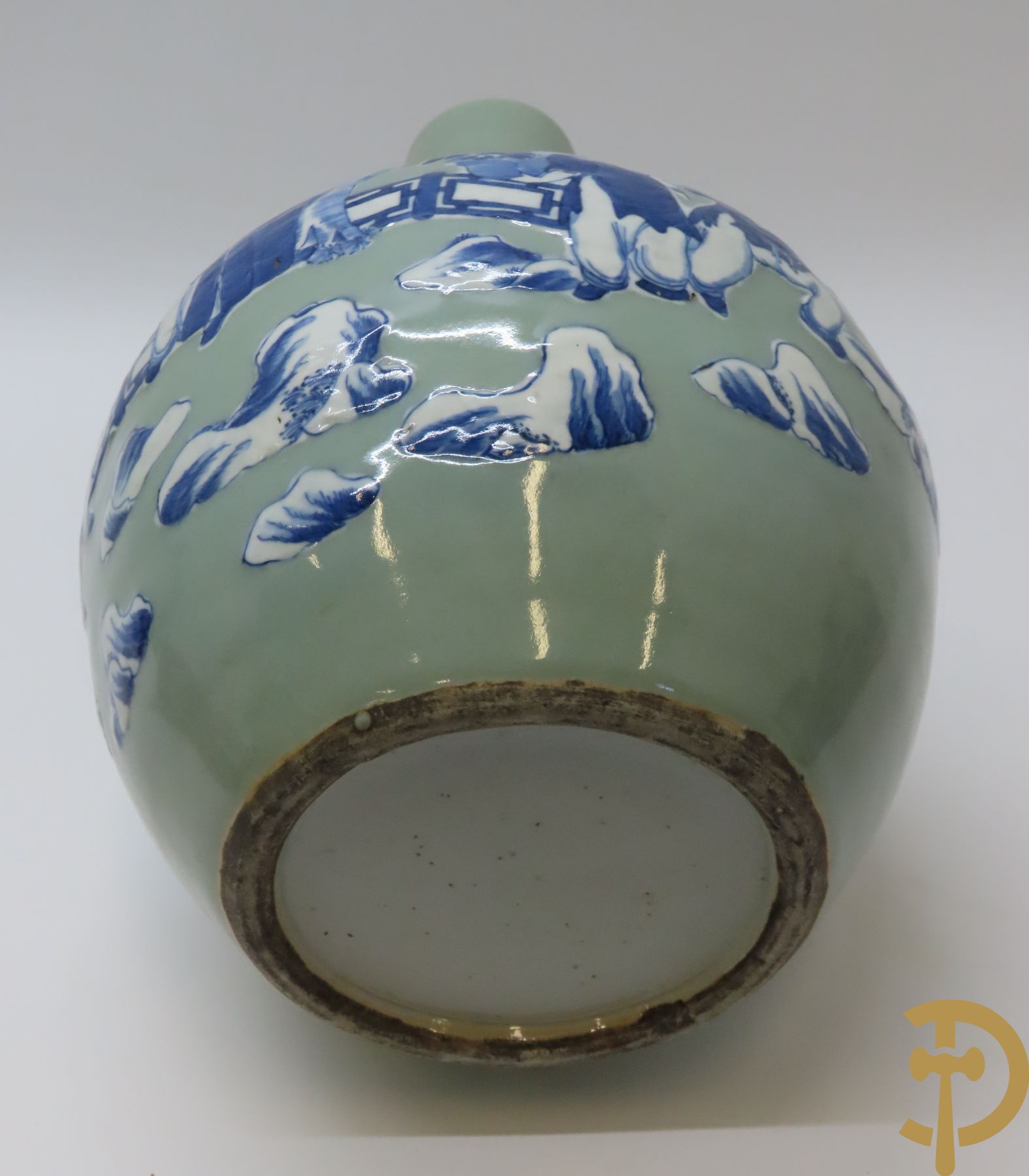 Kalebasvormige Chinese porseleinen celadonvaas met geanimeerd landschapsdecor