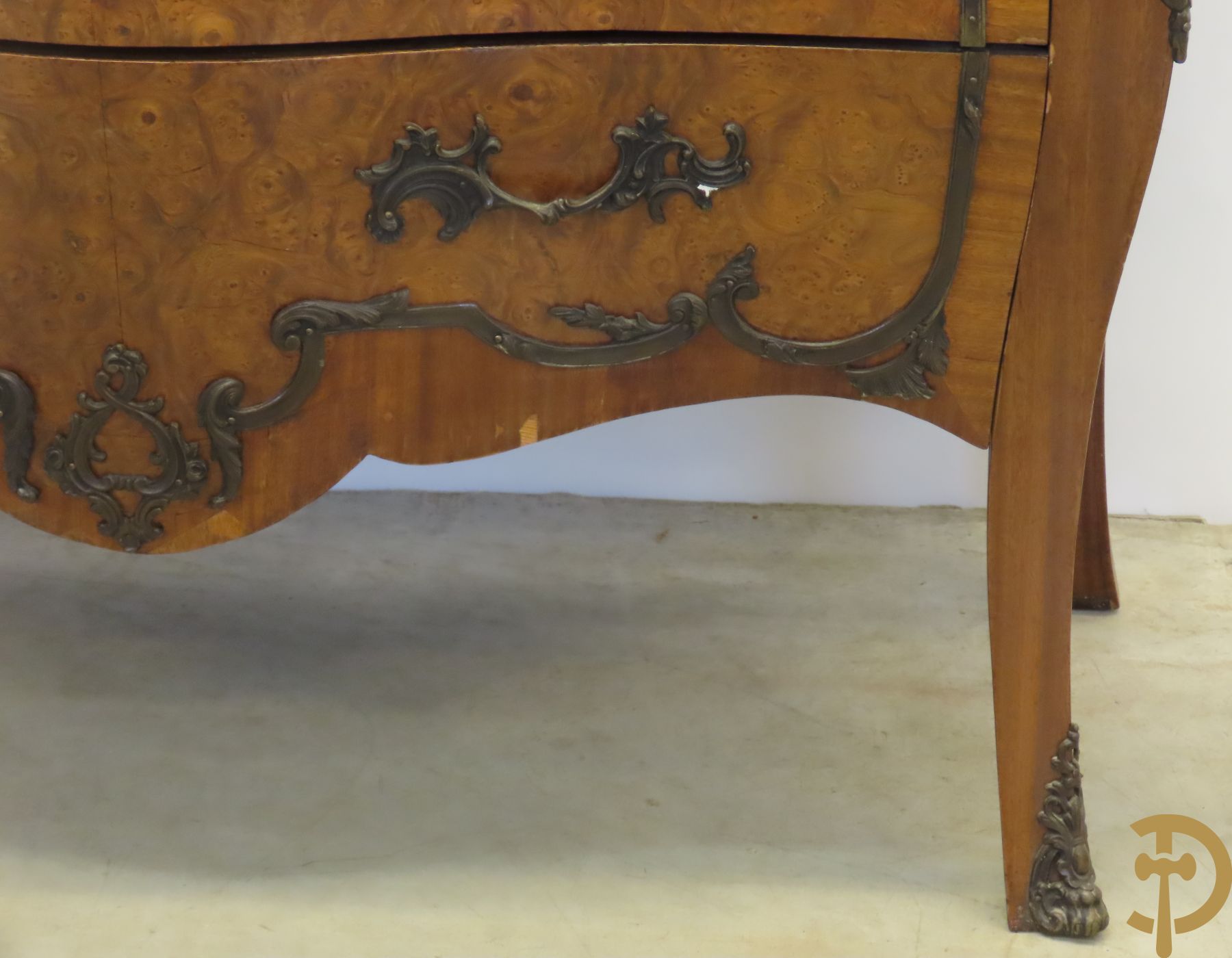 Wortelnotehouten gegalbeerde tweeladencommode met bronzen accanthusranken op lades, bronzen trekkers en dameshoofden opzij