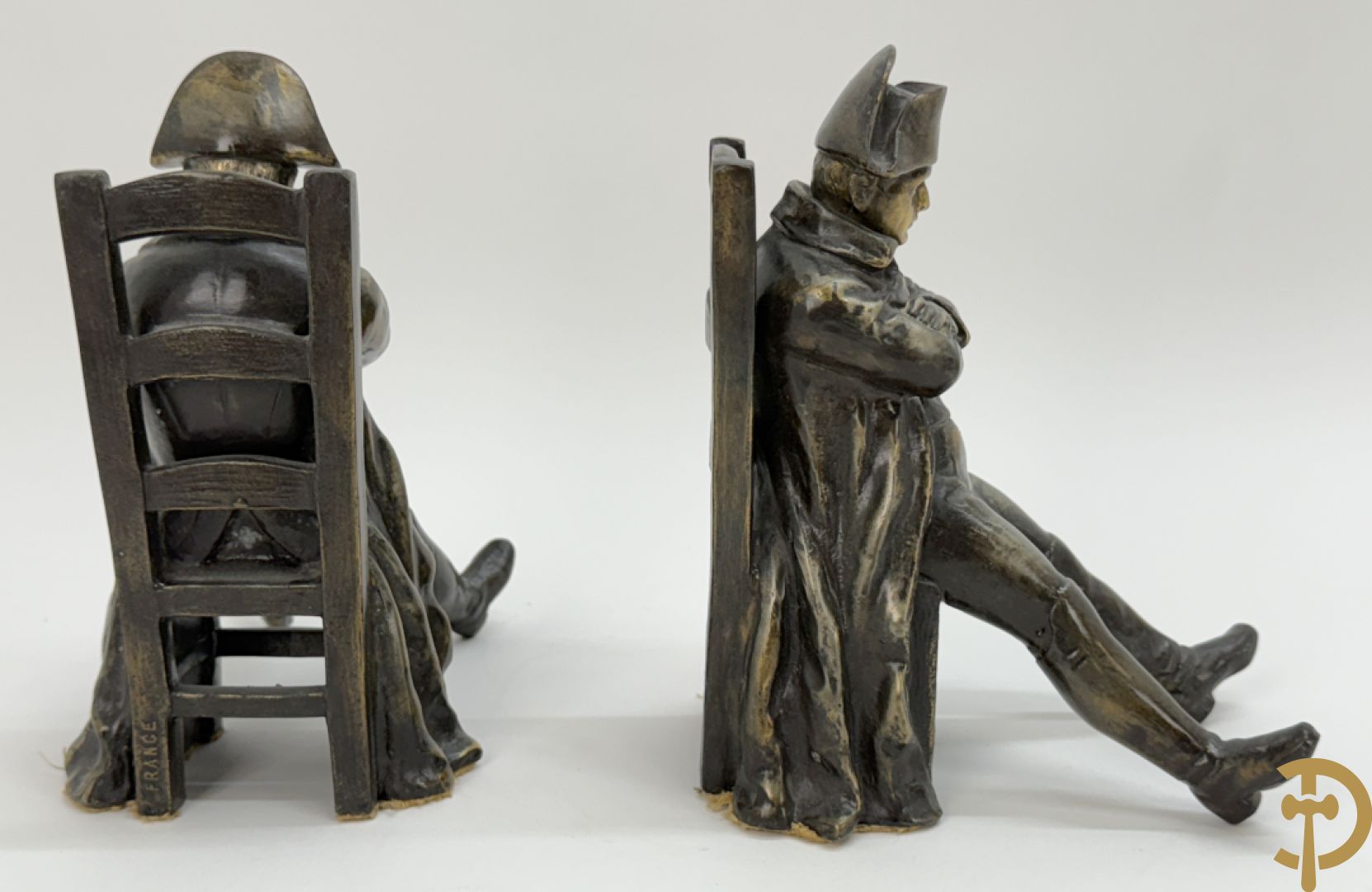 Paar boekensteunen met Napoleon zittend op stoel in zamak