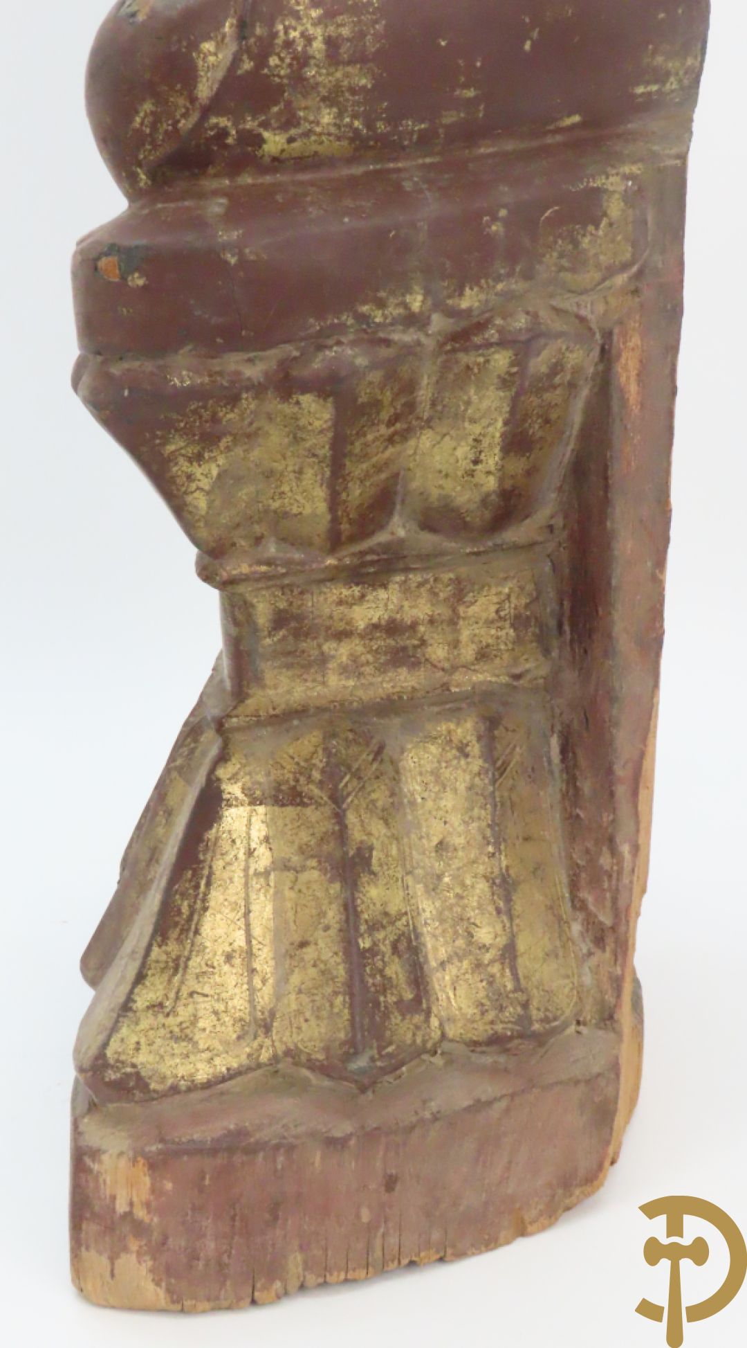 Houtgesculpteerde zittende boedha