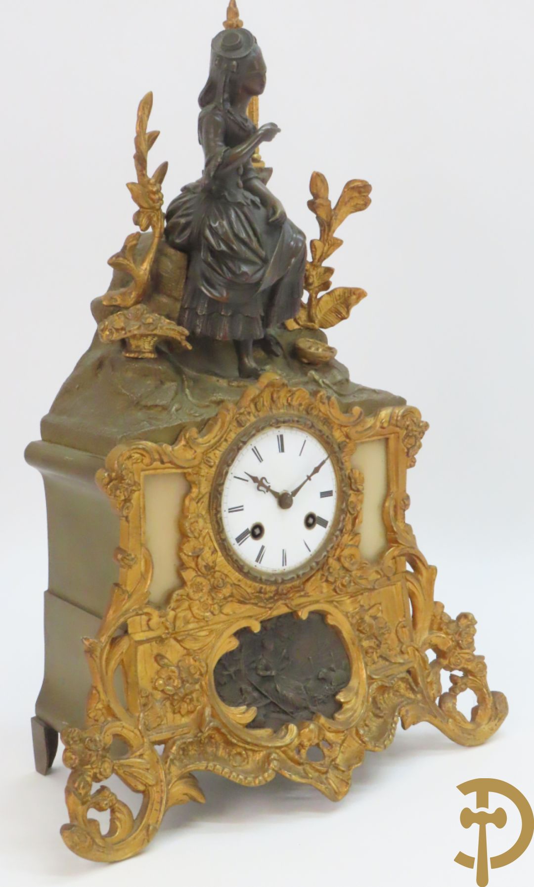 Bronzen pendule bezet met elegante dame en onderaan met basrelief en rocailles