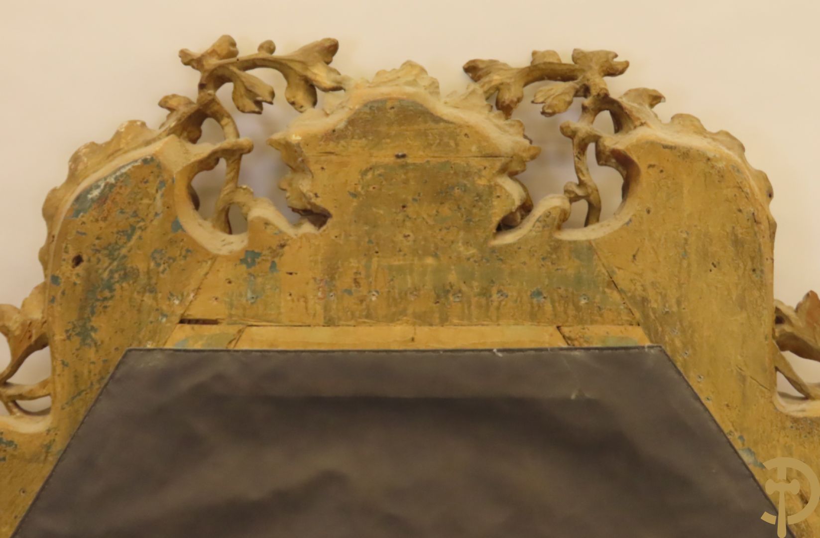 Verguld hoofdeinde van een bed met houten gesculpteerde accanthus- en bloemenranken