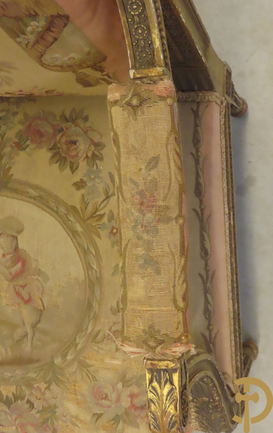 Vergulde armzetel Louis XVI stijl met tapisserie van dieren en bloemenmotieven + 2vergulde Louis XVI banquettes waarvan 1 gestoffeerd en 1 gecanneerd