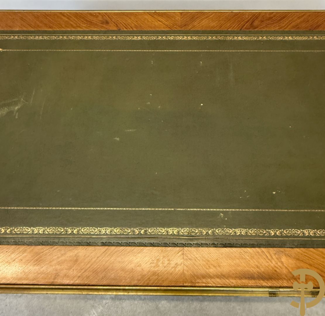 Notelaren Louis XV bureau met lederen blad, 3 lades  en bronsbeslag op voluutvormige poten