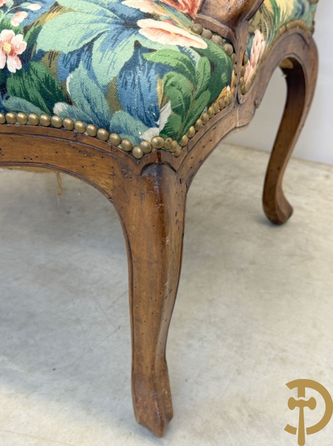 Vier notelaren armzetels bekleed met bloemenstof, met gezwaaide armleuningen op voluutvormige poten + bijhorend voetbankje