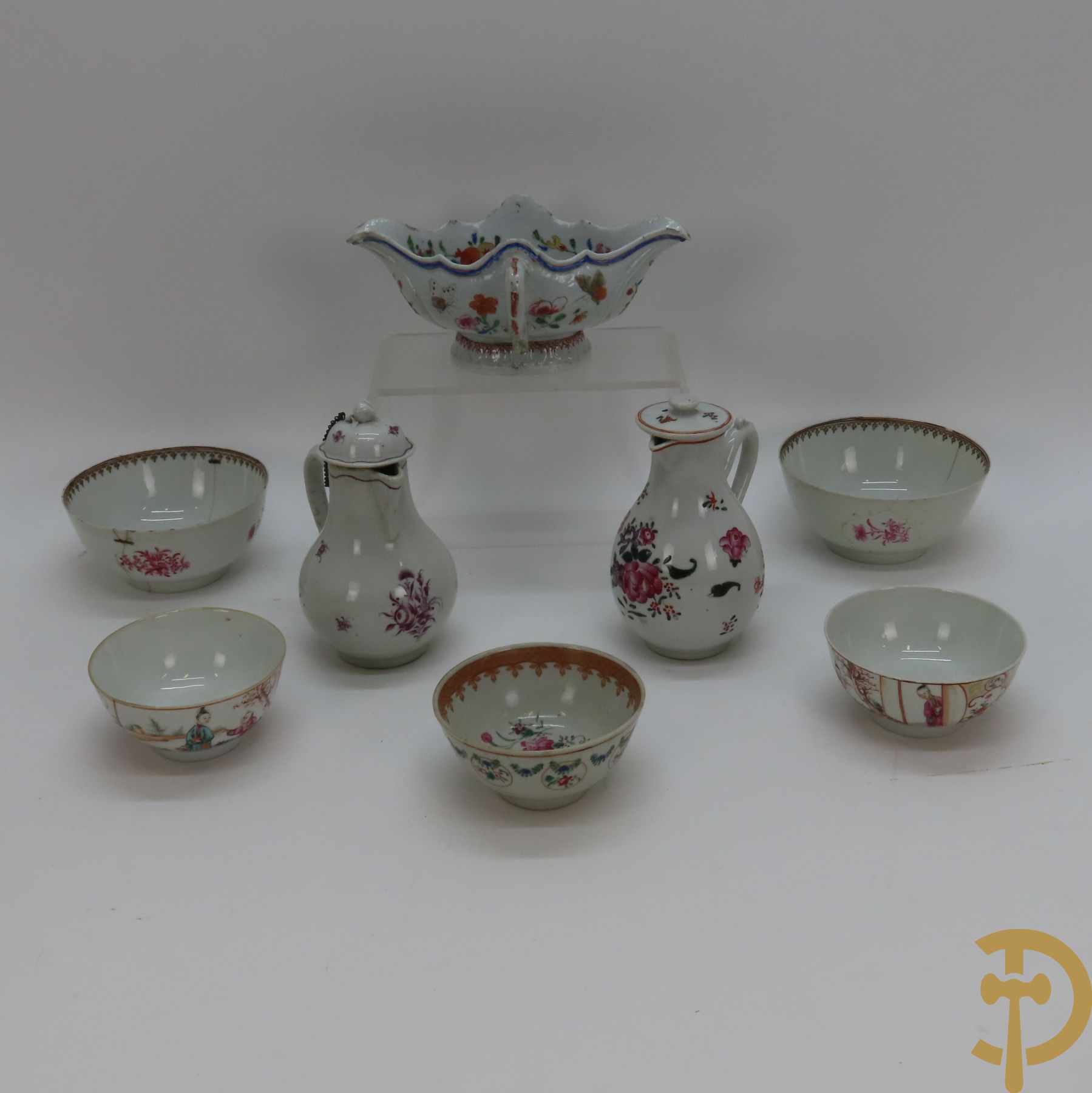 Twee Chinese porseleinen melkkannen + saucière Famille rose + 5 Chinese porseleinen kommetjes (randschilfering en haarlijnen)