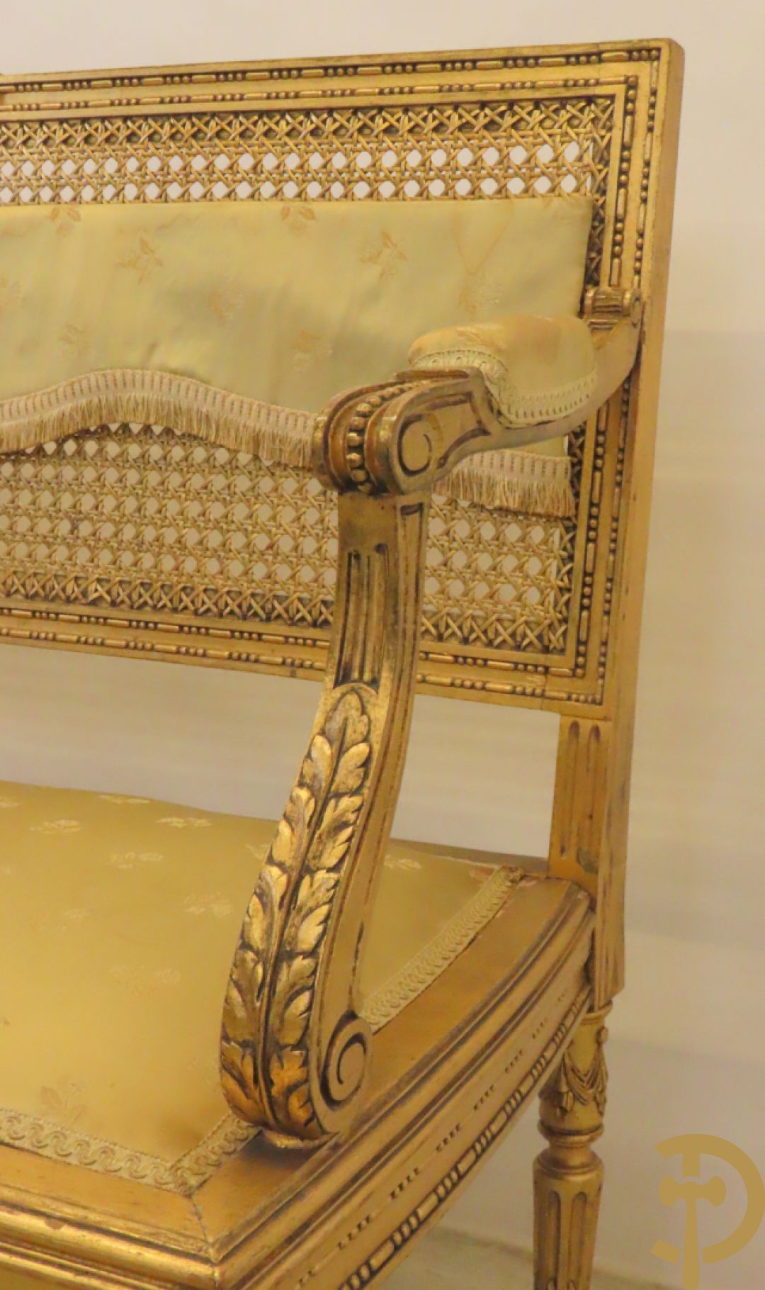 Vergulde tweepersoons canapé met accanthusranken en canage in de rug