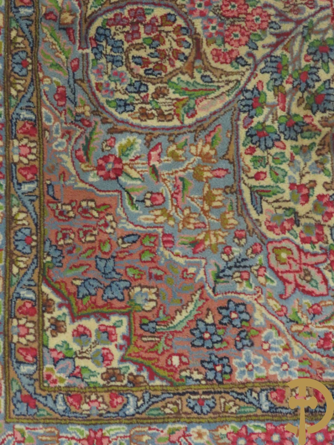 Iranees handgeknoopt tapijt Kirman Lavar met centraal medaillon omgeven door florale motieven