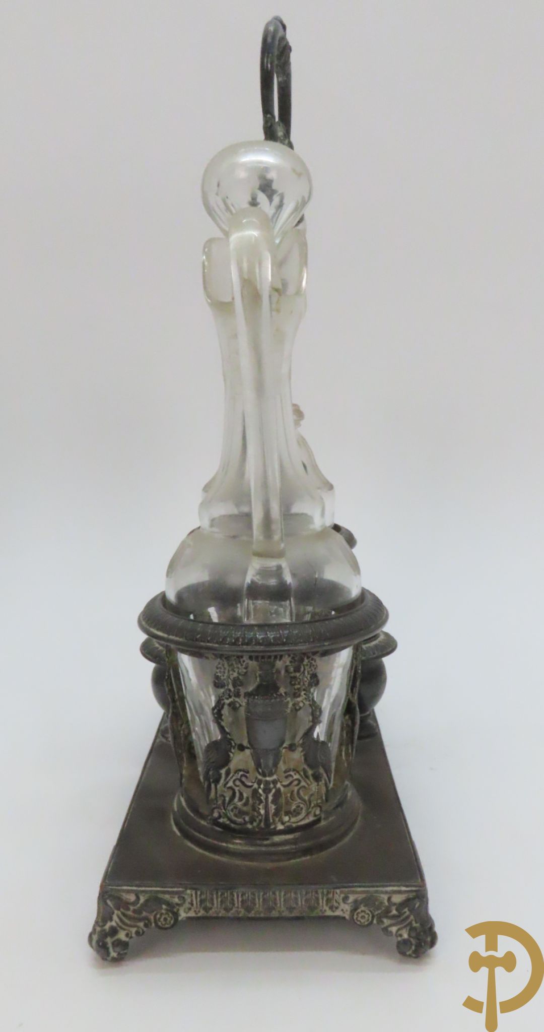 Twee decanteurs + olie- en azijnstel + 2 schenkkannen + twee-orig dekselpotje