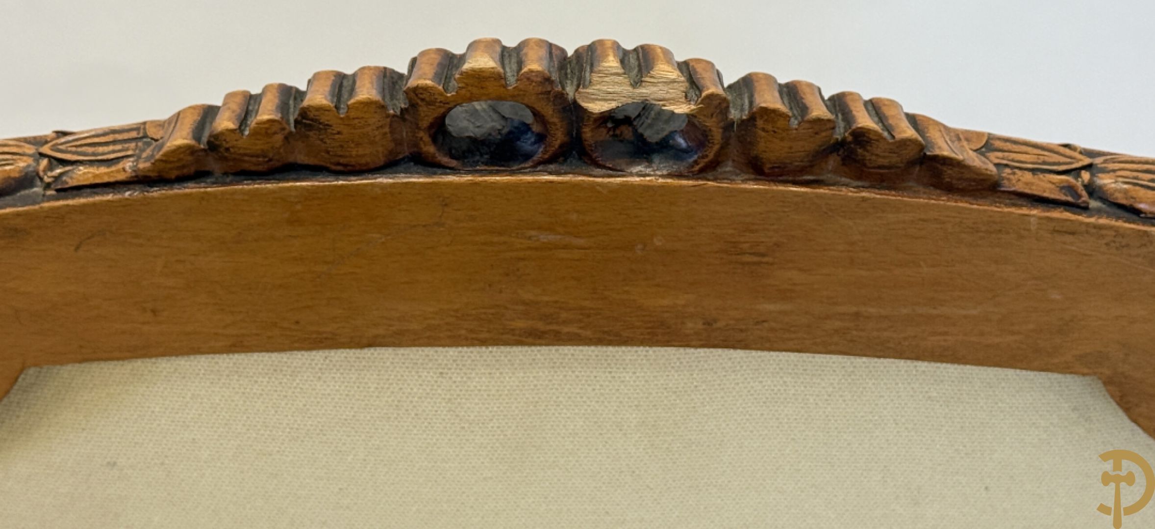 Vijfdelig notelaren Louis XVI salonensemble bestaande uit canapé, 2 armzetels en 2 stoelen