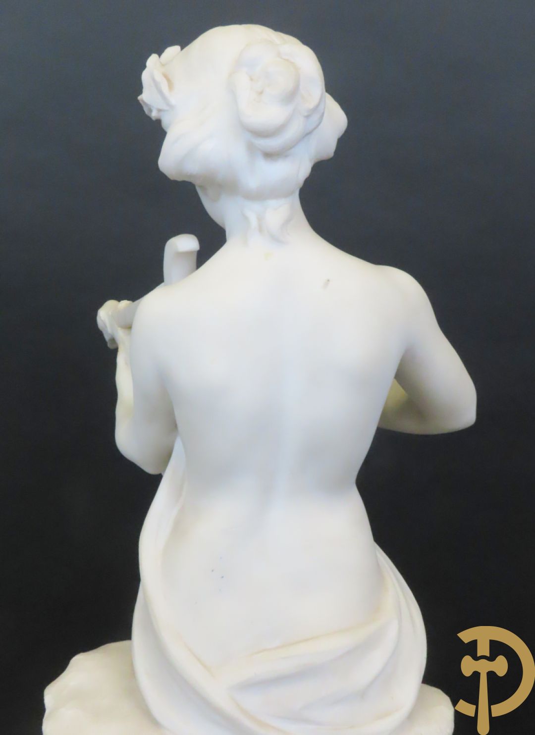 Prof. Fagioli Firenze getekend : Witte marmersculptuur van zittende dame met ontblote boezem met muziekinstrument