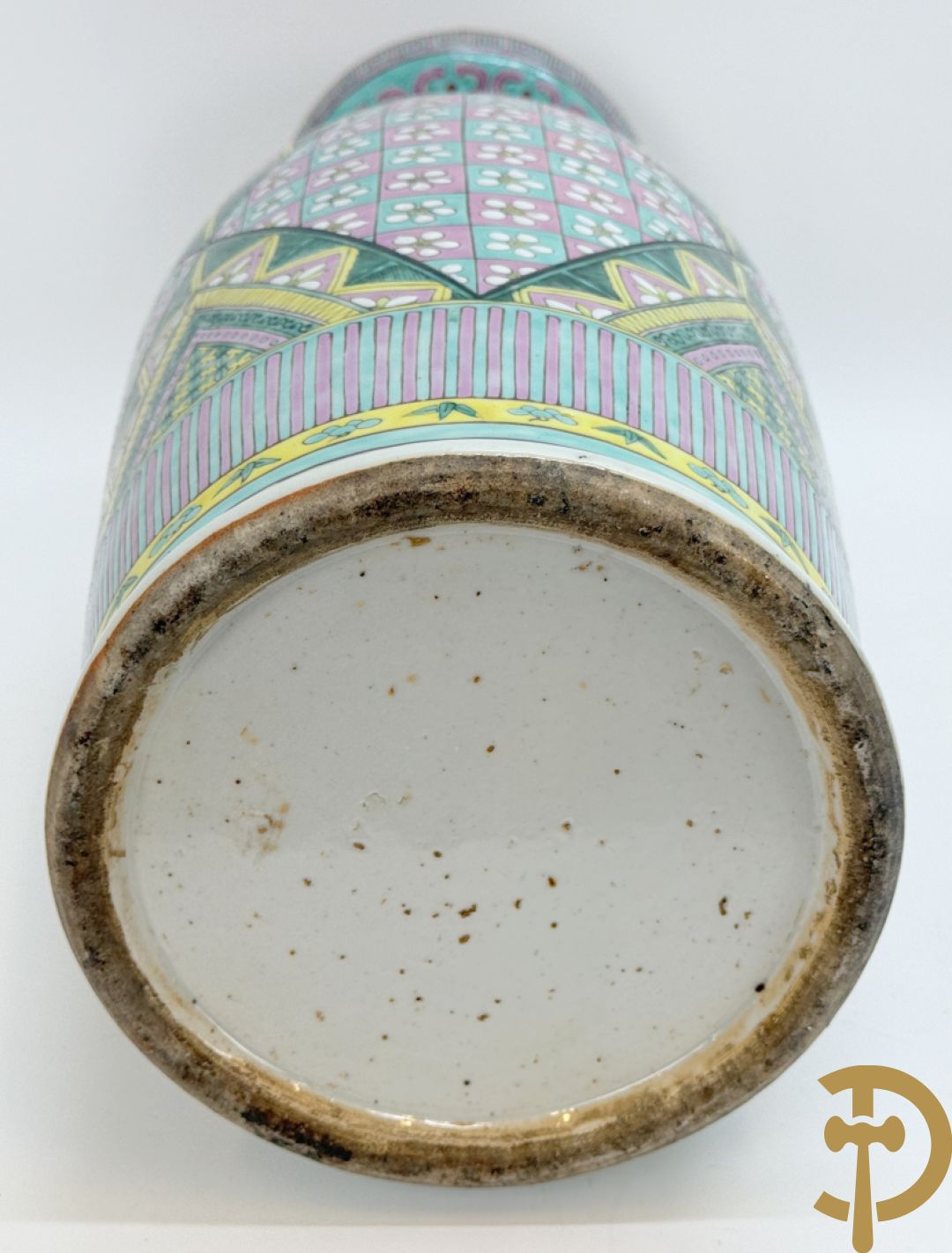 Chinese porseleinen vaas met ruitvormen en geometrische patronen, bovenaan met fo honden bezet