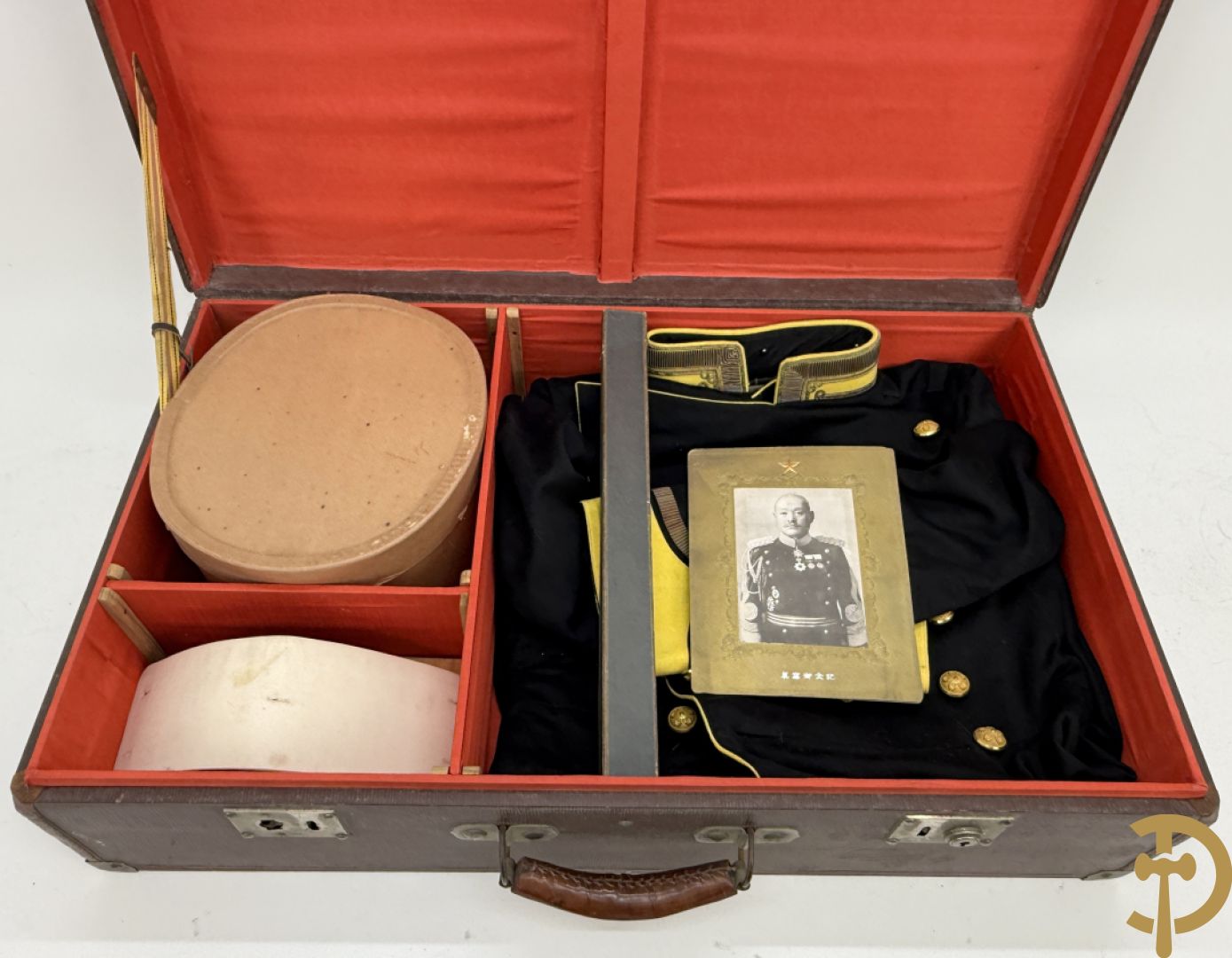 Japans uniform Dareifuku met kepie, epauletten, pluim en bijhorende foto