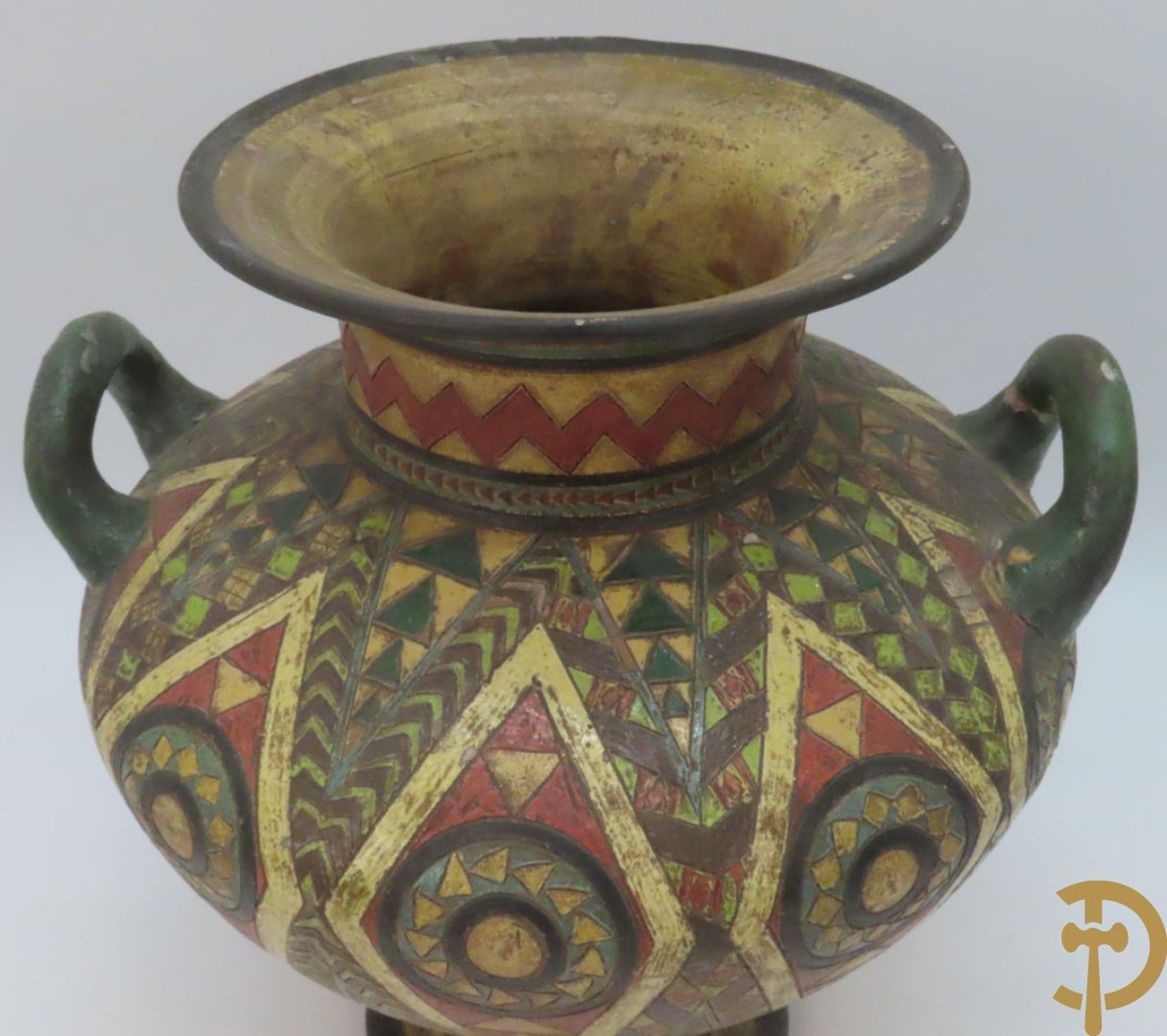 Vaas in terra cotta met geometrische motieven, Amfora, Grieks model, onleesbaar getekend onderaan