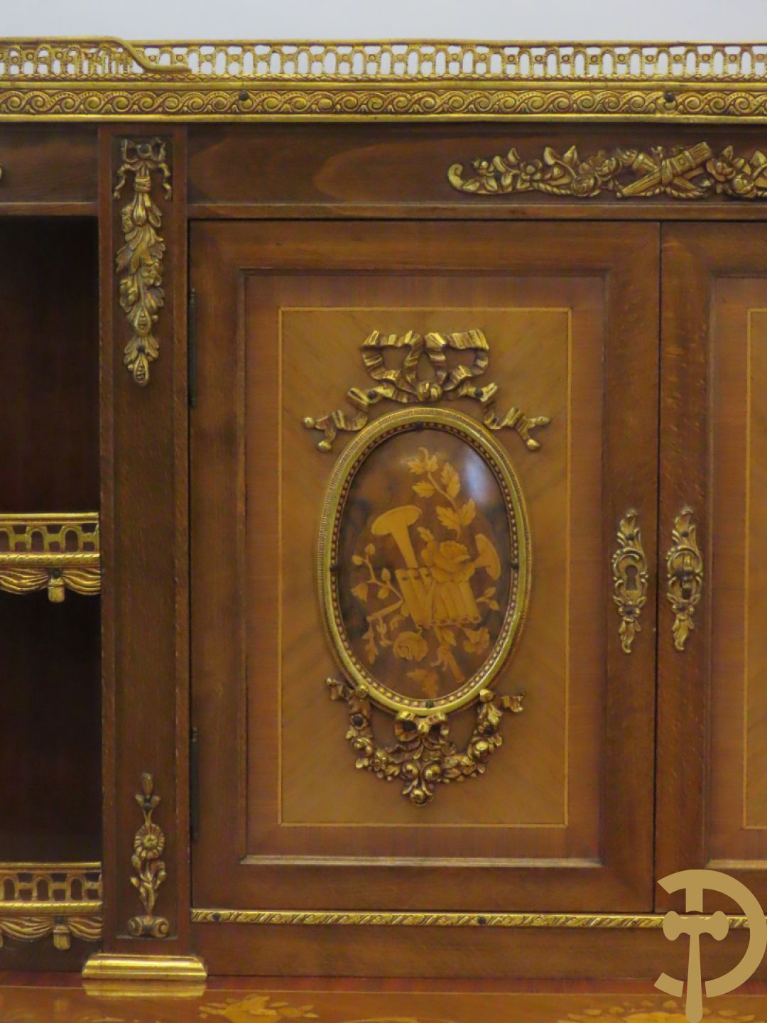 Notelaren tweedelig  kabinet met 2 lades en 2 deuren op hoge poten, gemarketteerd en bezet met bronsbeslag