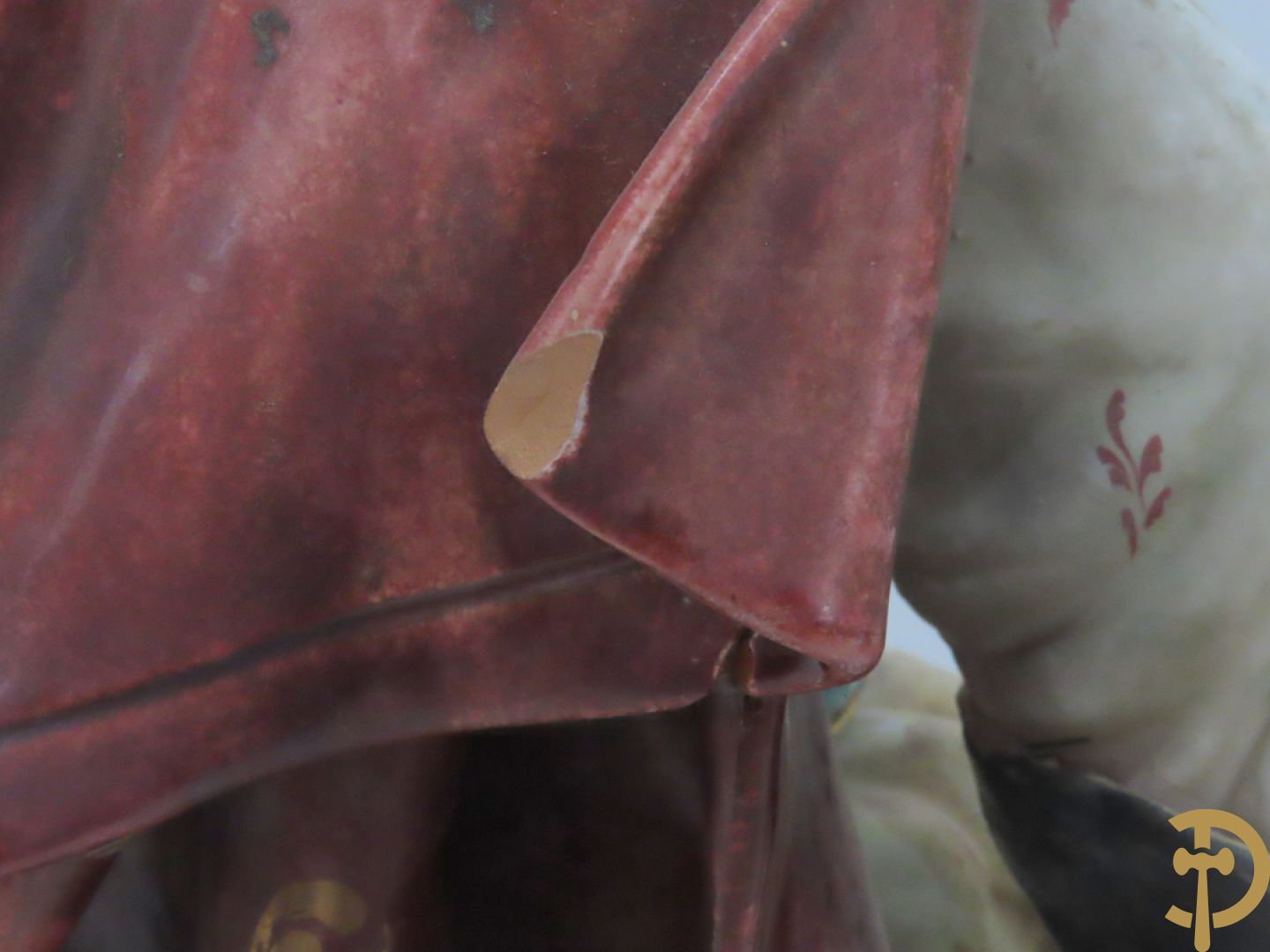 Twee Italiaanse beelden in meerkleurige faience, Cirano de Bergerac