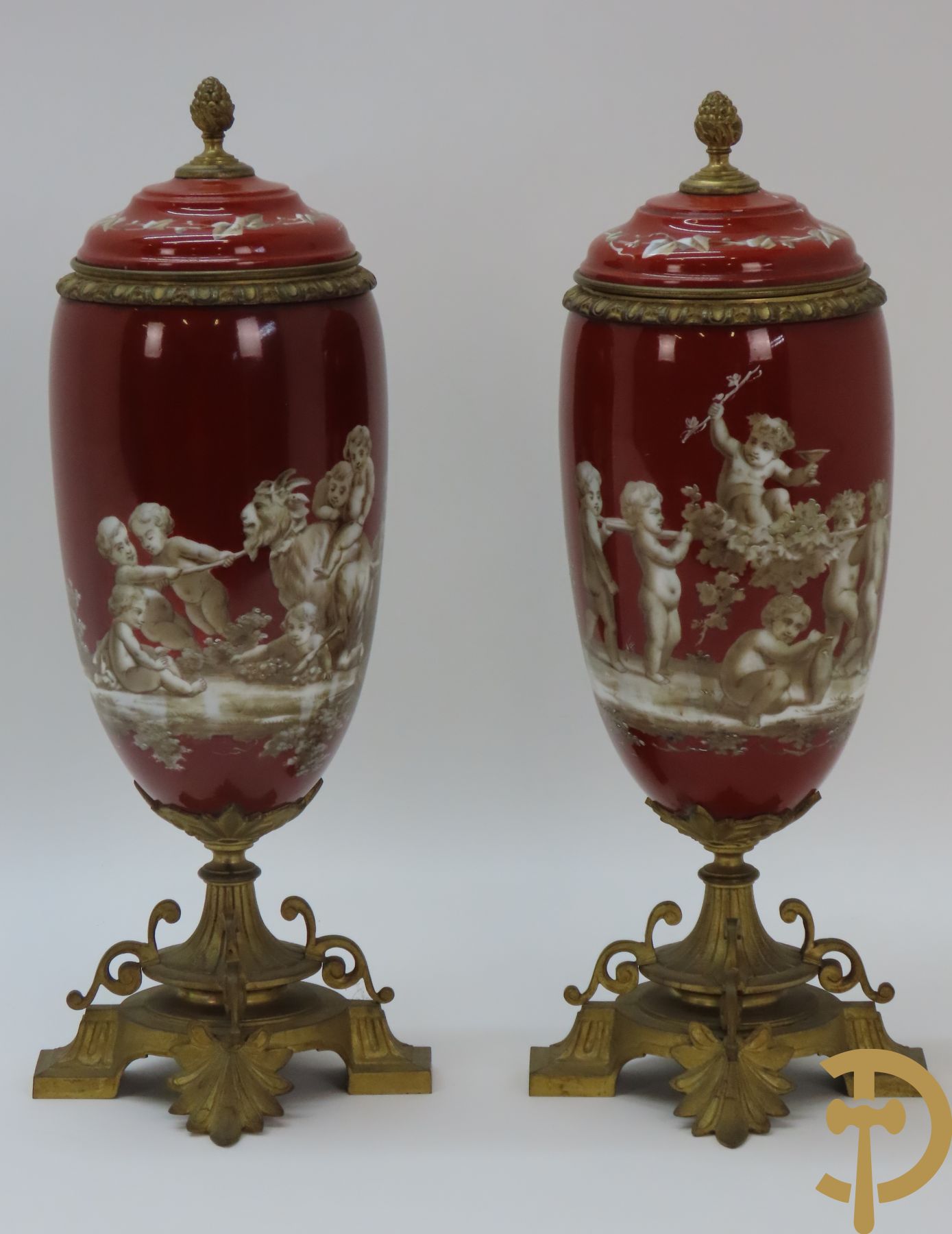 Paar porseleinen cassolettes met decor van geit en cupido