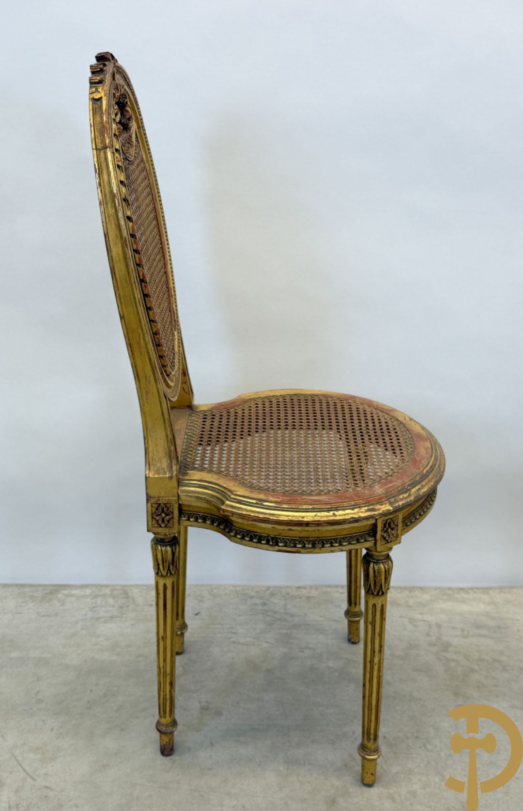 Ovale vergulde salontafel met Louis XVI motieven op gecanneleerde poten - met marmeren blad + 2 vergulde Louis XVI stoelen