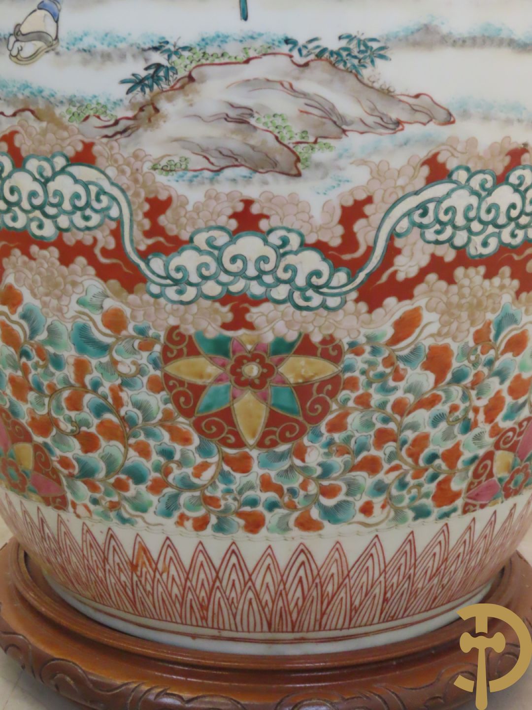 Japanse porseleinen waaiervaas met decor van geisha en krijger, bovenaan met florale motieven