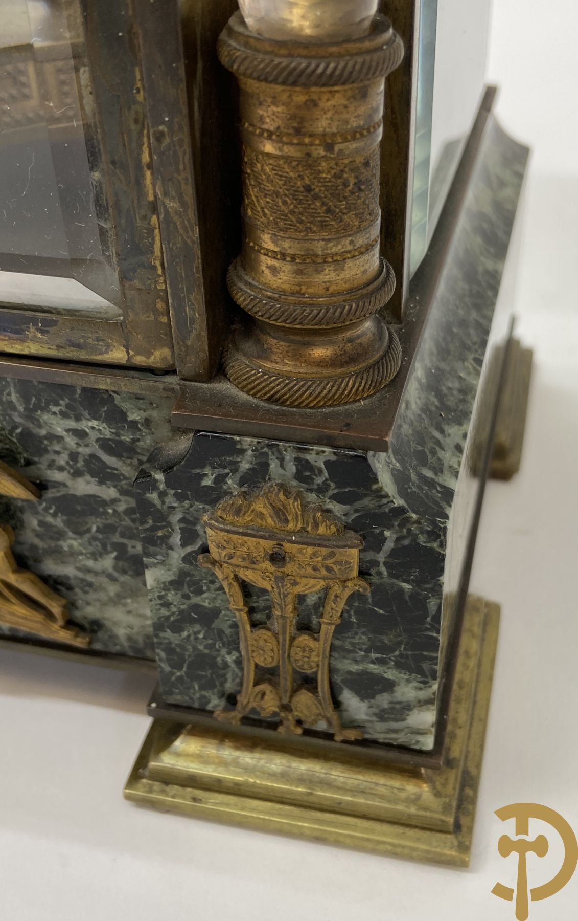 Franse pendule met bronzen basrelief van cupido