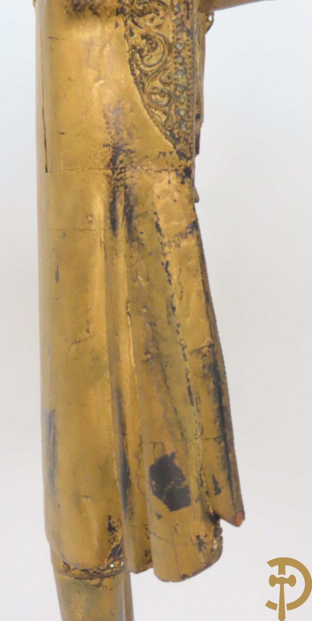 Grote staande vergulde houtgesculpteerde boedha +vergulde  zittende houten boedha met edelsteentjes